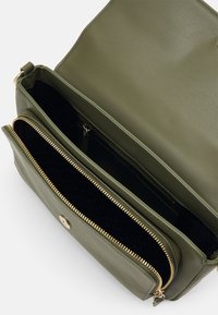 Tommy Hilfiger SOFT UTILITY LRG CROSSOVER - Skuldertasker - utility olive