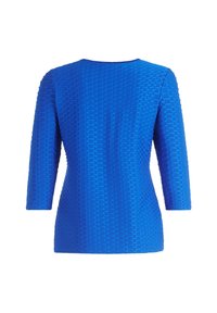 Niebieski sweter wykonany na drutach z teksturowanym wzorem wypukłych heksagonów, z rękawami o długości 3/4 oraz okrągłym dekoltem.