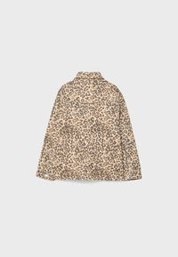 Giacca a motivo leopardato con una base beige e macchie marrone scuro, colletto classico e chiusure a pressione. Tessuto resistente con una texture liscia.
