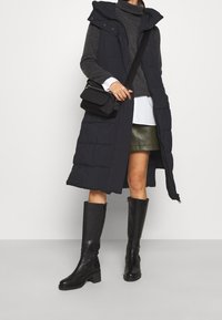 YAS Vesta - black