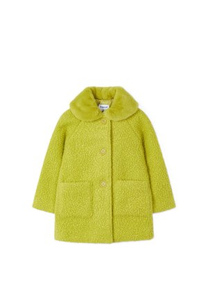 Manteau texturé vert citron pour enfant, avec col en fourrure, trois boutons et deux poches plaquées devant sur fond blanc.