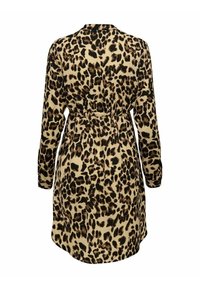 Vestido de manga larga y largo hasta la rodilla con estampado de leopardo y cintura entallada, mostrado desde atrás sobre un fondo blanco.