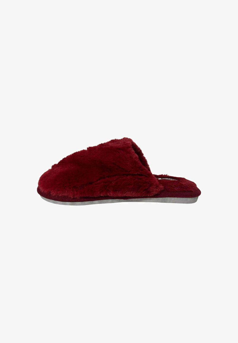 Zapatilla deslizante de piel sintética burdeos con plantilla acolchada y suela de goma plana. Diseño de punta abierta con una superficie suave y texturizada.