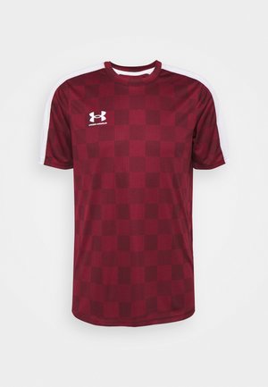 Chemise de sport pour homme à manches courtes, motif à carreaux rouge foncé avec des rayures blanches sur les épaules et le logo Under Armour sur la poitrine.