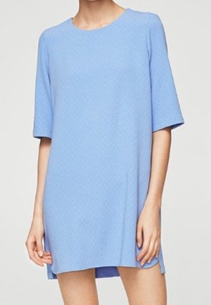 Robe à manches courtes bleu clair, avec un col rond, une coupe décontractée et un tissu texturé pour plus de détails.