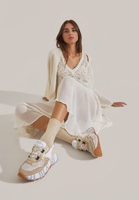 Voile Blanche Trainers - beige