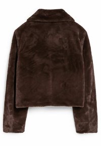 Veste courte en fausse fourrure marron avec manches longues et col large, vue de dos sur un fond blanc.