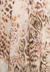Durchsichtiger Schal mit einem Leopardenmuster in Brauntönen, Schwarz und Creme, mit einer sanften Textur und einem fließenden, leichten Design.