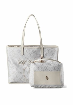 Bolso tote blanco grande con asas largas y estuche pequeño a juego con cremallera, que presenta un diseño sutilmente estampado y un emblema dorado.