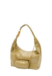 Bolso de mano de piel patentada color verde oliva con cadena trenzada, cierre de cremallera y bolso extraíble. Textura suave con un brillo sutil.