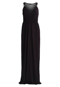 Vestido maxi negro hecho de tela suave, con un profundo escote en V, cintura fruncida y tirantes delgados con detalles en plateado.