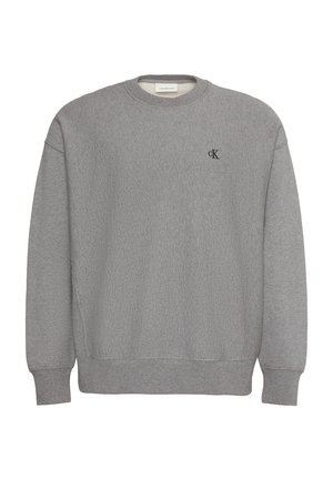 Sudadera gris claro con cuello redondo, mangas largas, puños y dobladillo acanalados y pequeño logotipo negro "cK" en el pecho izquierdo.