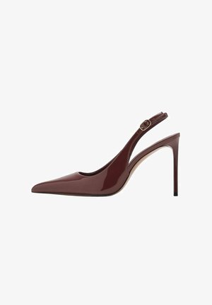 Dunkelbraune Lackleder Slingback-Pumps mit spitzem Zehenbereich, verstellbarem Schnallenriemen und schlankem Stiletto-Absatz.