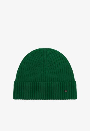 Zielona dzianinowa czapka z ribbowym brzegiem, z fantazyjnym wzorem i małą metką z logo z boku. Materiał wydaje się miękki i elastyczny.