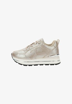 Beige metalen lage sneaker met vetersluiting, dikke witte en zwarte zool, en treklus aan de hiel.