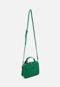 Borsa a tracolla verde con effetto coccodrillo, dal design strutturato, con manico corto e tracolla lunga regolabile. Presenta dettagli in metallo dorato.