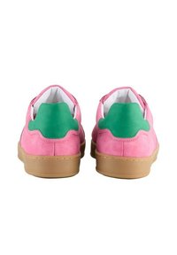 Rosa mockaskinnssneakers med en grön mockaskinnshält, och en beige gummisula. Har en låg profil och vadderad krage för komfort.
