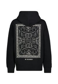 Zwarte hoodie met een groot wit decoratief patroon op de achterkant, inclusief krullen en harten, met de tekst "WEES DE ENERGIE" eronder.