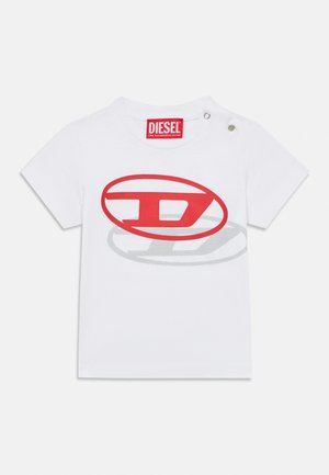 Tricou alb cu mâneci scurte pentru copii, cu logo Diesel roșu și gri pe față și două capse metalice lângă decolteu.