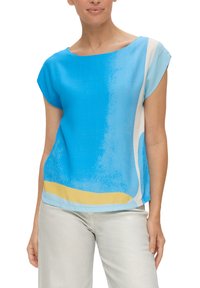 Blauses Oberteil mit kurzen Ärmeln und leichtem Bootsausschnitt, das abstrakte Muster in Hellblau, Weiß und Gelb aufweist. Weicher Stoff mit lockerer Passform.