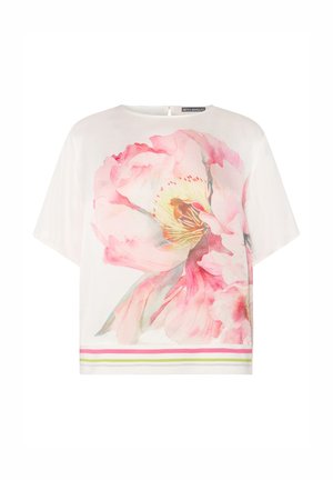 Hvid kortærmet top med stort blomsterprint i pink og gult i akvarelstil samt pink, hvide og grønne vandrette striber ved kanten.