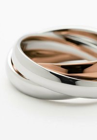 Tre anelli intrecciati in argento lucido e oro rosa. Il design presenta superfici lisce e finiture metalliche a contrasto.