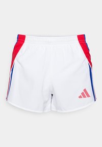 Baltas sporta šortus ar sarkaniem un ziliem sānu paneļiem, elastīgu jostu un rozā Adidas logotipu apakšējā daļā. Gluda auduma tekstūra.