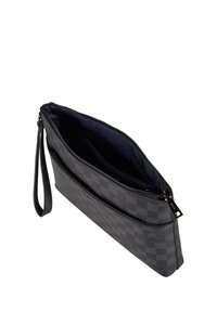 Zwarte clutch met geruit patroon, glad leer, ritssluiting, polsbandje, gevoerde binnenkant met vakken, strak rechthoekig ontwerp.