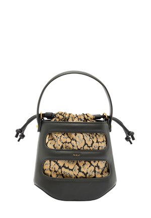 Sort læder håndtaske med et tekstureret guld- og sort mønstret stofinteriør, der har et rundt håndtag og snorelukning. Gyldne detaljer er synlige.