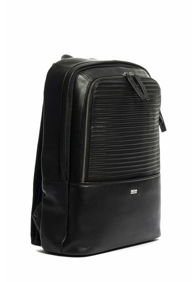 Zaino in pelle nera con una texture rigata sulla parte frontale, sezione inferiore liscia, chiusura con cerniera e un accento di marca in metallo.