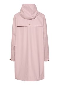 Lichtroze regenjas met capuchon, lange mouwen, achterventilatielap en verstelbare manchetten, gezien van achteren tegen een witte achtergrond.