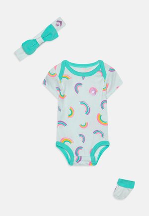 Μιντ πράσινη φόρμα με σχέδια ουράνιου τόξου, ταιριαστό ανοιχτό μπλε στεφάνι και μια μικρή σόλα. Μαλακό ύφασμα με αντίθεση στις ραφές και παιχνιδιάρικο σχέδιο.