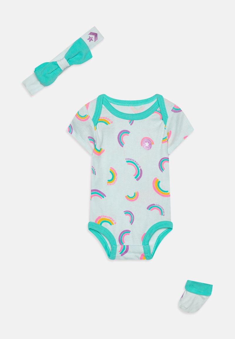 Μιντ πράσινη φόρμα με σχέδια ουράνιου τόξου, ταιριαστό ανοιχτό μπλε στεφάνι και μια μικρή σόλα. Μαλακό ύφασμα με αντίθεση στις ραφές και παιχνιδιάρικο σχέδιο.