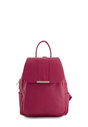 Fuchsia Leder-Rucksack mit strukturiertem Finish, Klappenverschluss, Fronttasche, Seiteneingängen und einem Handgriff zum Tragen.