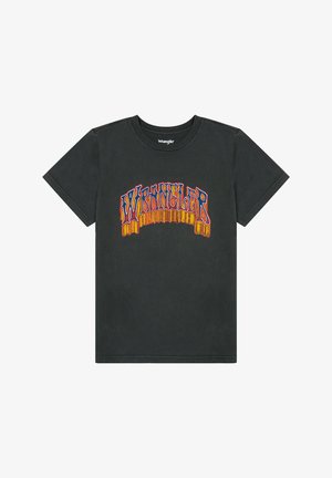 Czarna bawełniana koszulka z krótkim rękawem z kolorowym wzorem graficznym "Wrangler" w pomarańczowym i żółtym kolorze umieszczonym centralnie na przodzie.