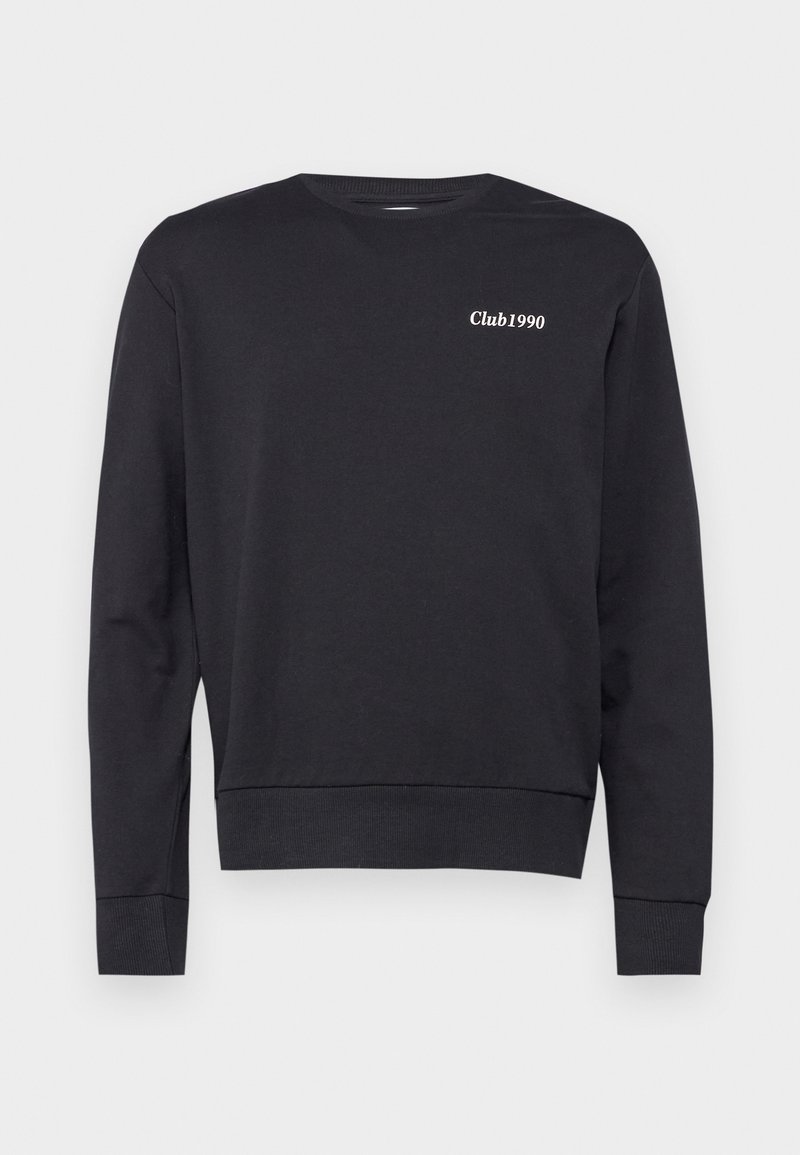 Sudadera negra hecha de tela suave, con mangas largas, cuello redondo y un logo blanco "Club1990" en el pecho. Diseño simple.