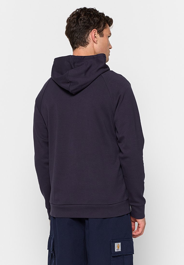 Sweat-shirt à capuche bleu marine foncé avec une texture lisse, doté d'une poche kangourou et d'une finition côtelée. La vue arrière montre une coupe décontractée et relaxée.