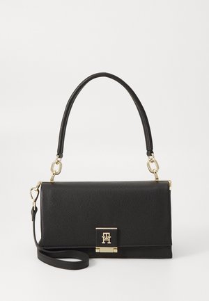 Schwarze strukturierte Ledertasche mit strukturiertem Design, goldfarbenen Beschlägen und einem abnehmbaren Trageriemen. Verfügt über einen vorderen Verschluss mit Logodetail.