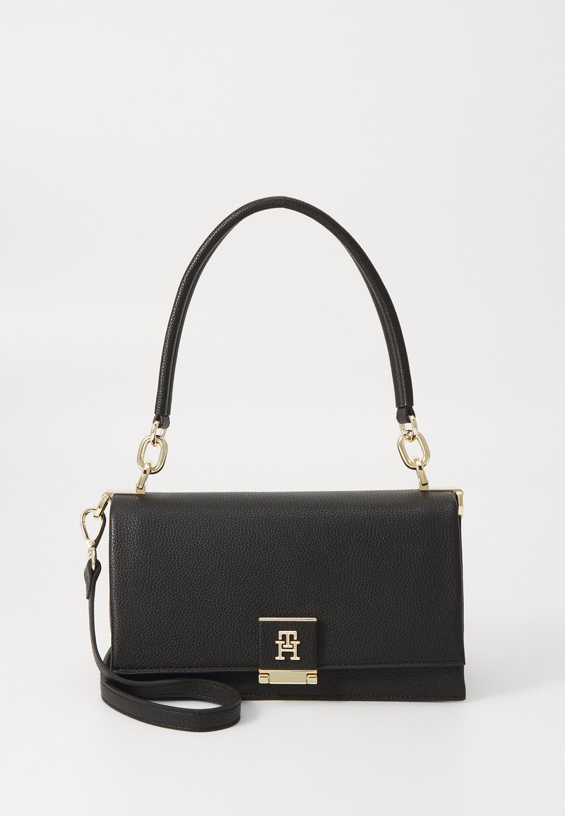 Zwarte textured leren handtas met een gestructureerde vorm, goudkleurige hardware en een afneembare schouderriem. Voorzien van een voorste sluiting met logo-detail.