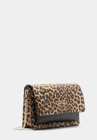 Torebka w panterkę z czarnymi akcentami, wykonana z ekologicznej skóry. Posiada złotą logo oraz łańcuszkowy pasek na ramię. Prostokątny kształt.