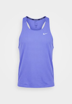 Helelilla Nike Dri-FIT naiste jooksutopp racerbackuga ja valge Nike logoga rinnal.