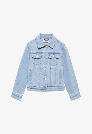 Světle modrá denimová bunda s klasickým límcem, dvěma náprsními kapsami, stříbrnými knoflíky a mírně zkráceným lemem.