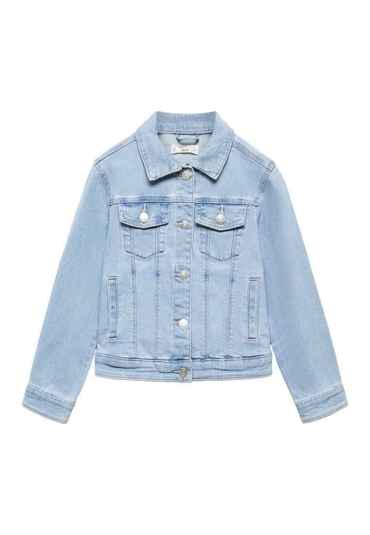 Giubbotto di jeans azzurro chiaro, con colletto classico, due tasche sul petto, bottoni in metallo argentato e orlo leggermente accorciato.