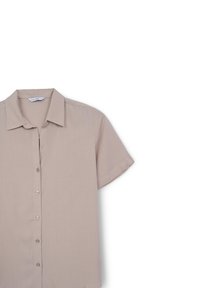 Camicia beige a maniche corte realizzata in tessuto liscio, con un'apertura frontale con bottoni e un colletto classico con una sottile trama.