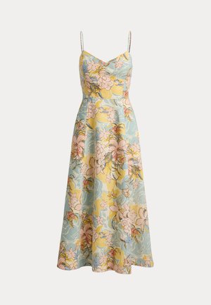 Rochie midi fără mâneci cu bretele subțiri, corsaj mulat și model floral pastelat în galben, roz și albastru pe un fundal deschis.