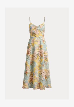 Αμάνικο μίντι φόρεμα με λεπτές τιράντες, εφαρμοστό μπούστο και παστέλ λουλουδάτο σχέδιο σε κίτρινο, ροζ και μπλε σε ανοιχτό φόντο.