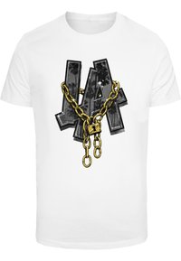 Hvid T-shirt med et sort og gråt grafisk design af "LA" med en guldkæde og lås. Materialet virker glat og bomuldsagtigt.