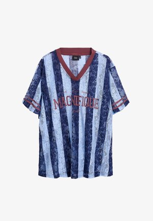 Top w krótkim rękawie z koronkowym wzorem, ozdobiony pionowymi, granatowymi i jasnoniebieskimi paskami, bordowym kołnierzem w kształcie V oraz napisem "MAGNIFIQUE" na czerwono.