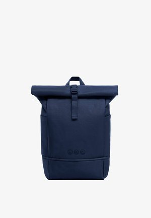 Marineblauer Rolltop-Rucksack mit Frontschnallenriemen, zwei Seitentaschen und drei kleinen runden Logos nahe der unteren Mitte.