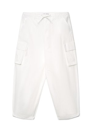 Pantaloni cargo bianchi con tasche laterali con patta, passanti per cintura e coulisse frontale, mostrati su uno sfondo bianco uniforme.